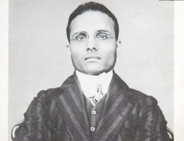 13 માર્ચ 1910ના દિવસે વિક્ટોરિયા સ્ટેશન પર ધરપકડ પછી લેવાયેલી સાવરકરની તસવીર