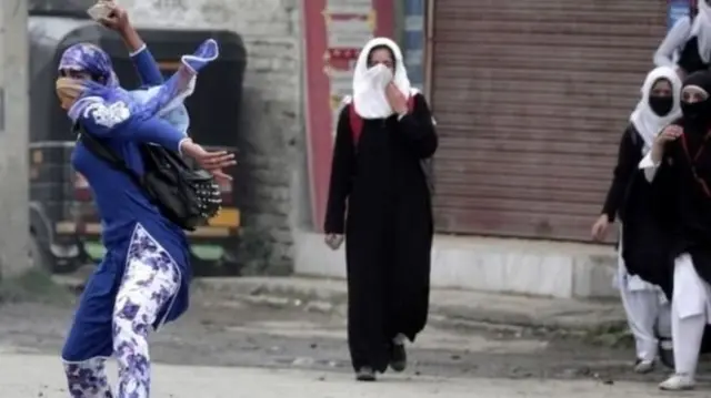 कश्मीर में पत्थरबाज़ी