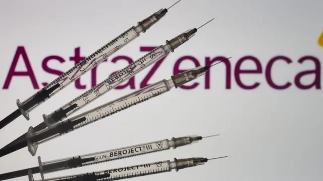 صورة حقن طبية أمام شعار AstraZeneca