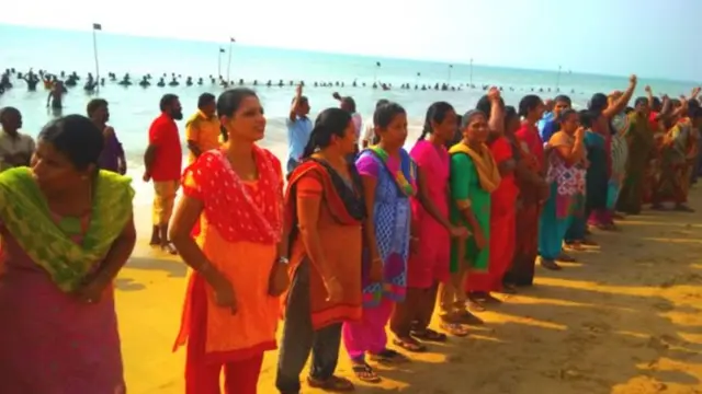 நிலக்கரி இறங்குதளம் அமைப்பதை எதிர்த்து, கடலில் இறங்கி போராடிய மீனவர்கள்