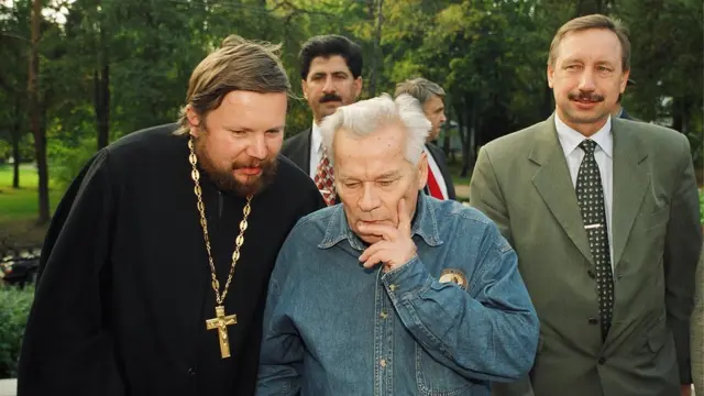 "Всегда в отглаженном костюме, галстуке, подстрижен", - вспоминает Александра Беглова (справа) Владимир Яковлев. Сентябрь 2001 г.