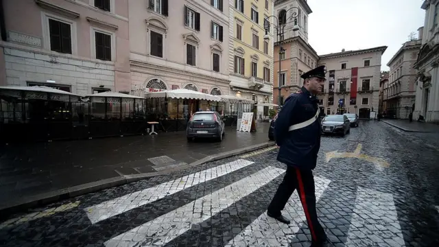 Kapatilan restoranların önünde polis