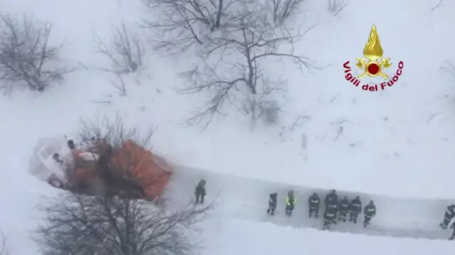 منقذون يشقون طريقهم وسط الثلوج