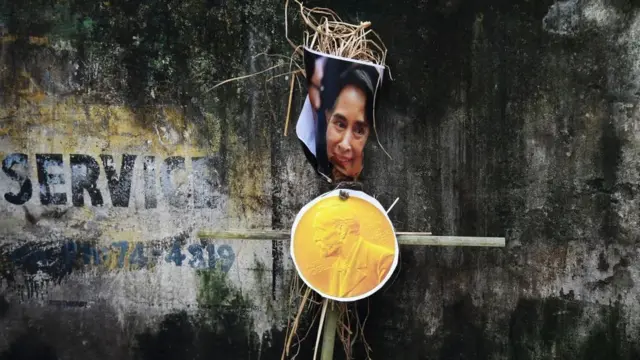 Чучело Аун Сан Су Чжи с нобелевской медалью