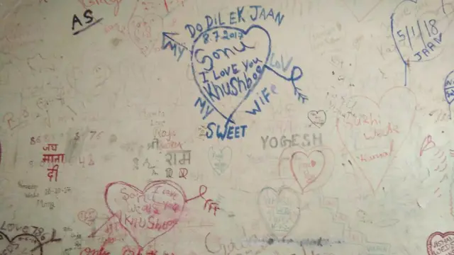 দেয়ালে ভালোবাসার প্রকাশ