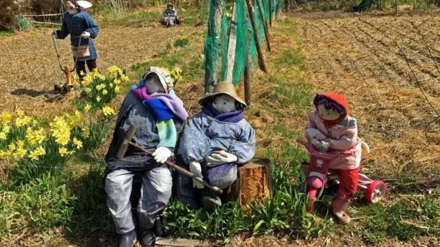 Куклы Аяно-сан изображают крестьян, ее соседей, школьников - всех тех, кто когда-то жил здесь