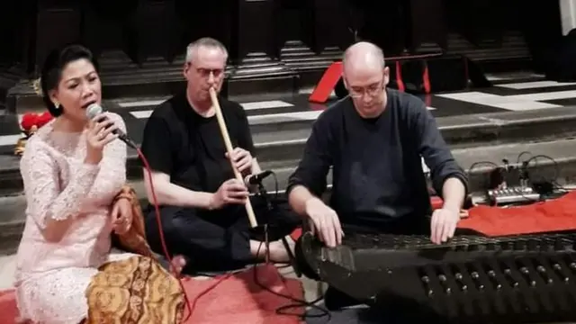 Hendrawati bersama Simon.