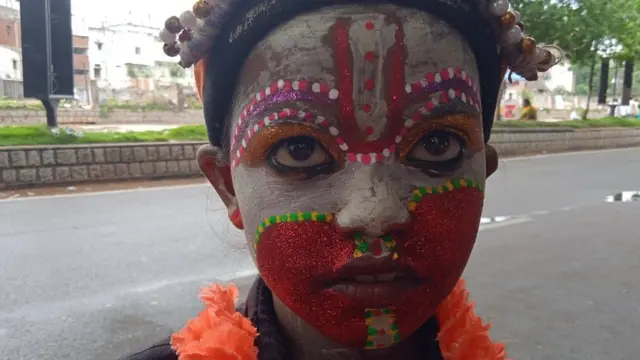 ఆంజనేయ వేషంలో చిన్నారులు