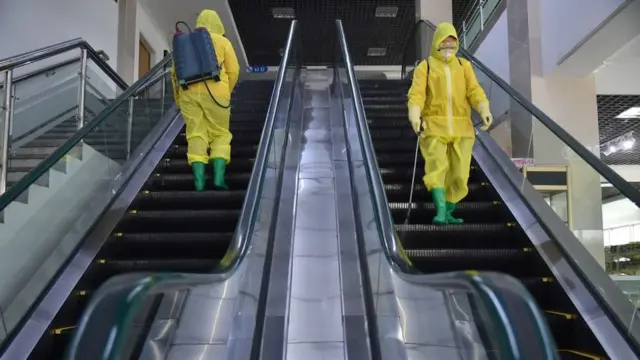 ضدعفونی کردن یک فروشگاه بزرگ کودکان در شهر پیونگ یانگ