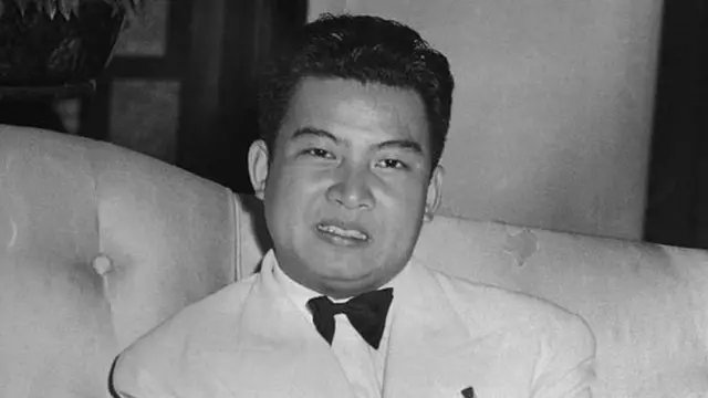 سيهانوك لدى تنازله عن العرش عام 1955