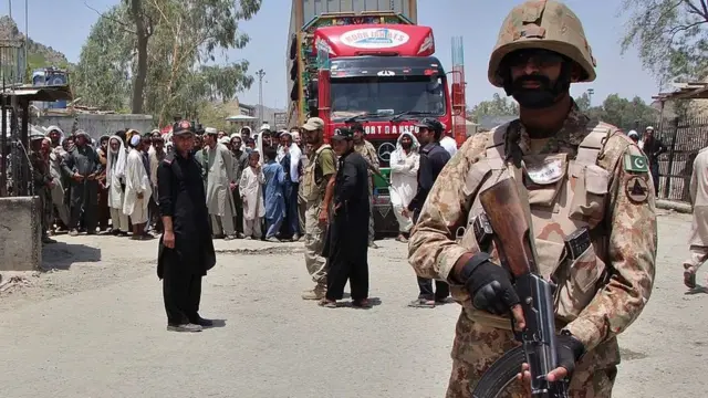 ځينې سرچينې وايي، چې پاکستاني امنيتي اورګانونو ډيورنډکرښې ته نژدې ټانکونه استولي دي.