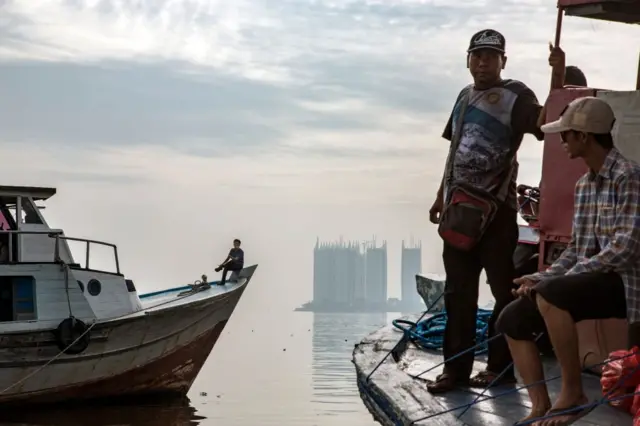nelayan dan gedung tinggi