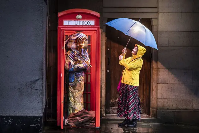 في بارنسلي، عُرضت نسخة طبق الأصل بالحجم الطبيعي لتابوت الملك توت عنخ آمون للفنانة أماندا ستونر داخل صندوق هاتف تقليدي باللون الأحمر. يعد هذا العمل جزءا من خطة متحف بارنسلي لعرض الثقافة في أماكن غير متوقعة.