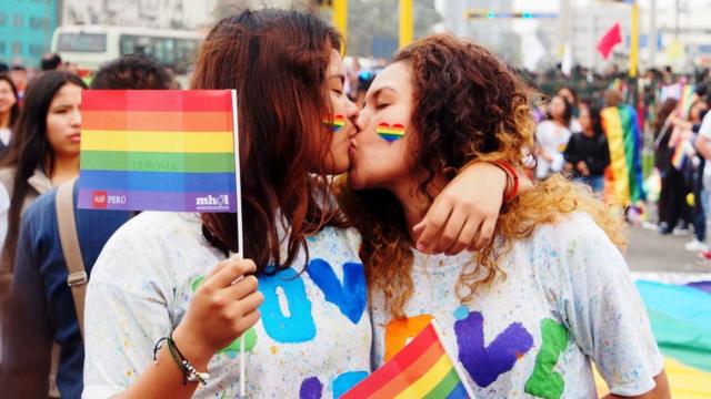 Красивые девушки-лесбиянки обнимаются — Досуг, гомосексуализм - Stock Photo | #