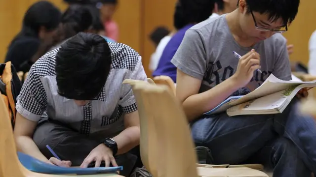 பல்கலைக்கழக மாணவர்களின் படிப்பு செலவை ஏற்கும் 'சூப்பர்மேன்'