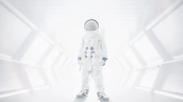 터널에 서있는 우주비행사
