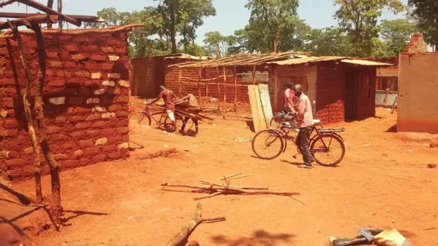 Abari bafite ibyo bacururiza muri iri soko bakuragamo ibyari bisigaye kuri iki cyumweru