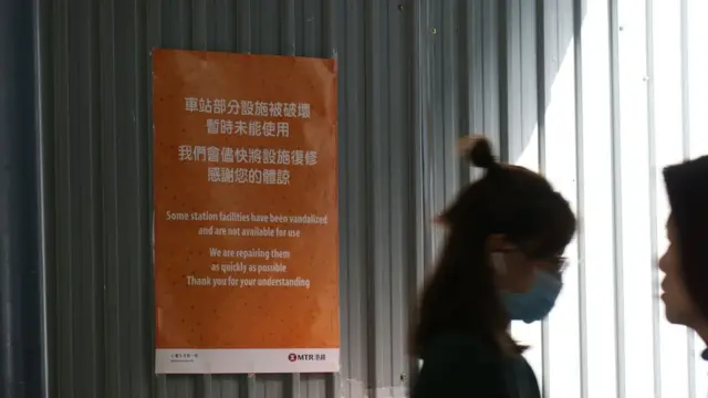 港鐵大學站西側港中大內的一面海報（6/1/2020）