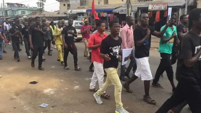 Sun faro tattakin ne daga wani masallacinsu da ke unguwar Mamobi a Kwanka Bus Stop zuwa filin Ojo a birnin Accra