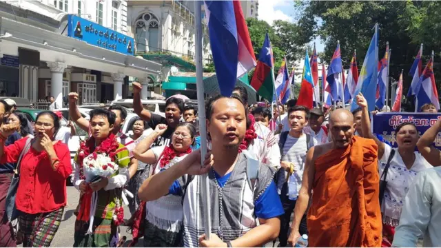 နော်အုန်းလှ ရုံးထုတ် လာရောက်ဝန်းရံသူများ