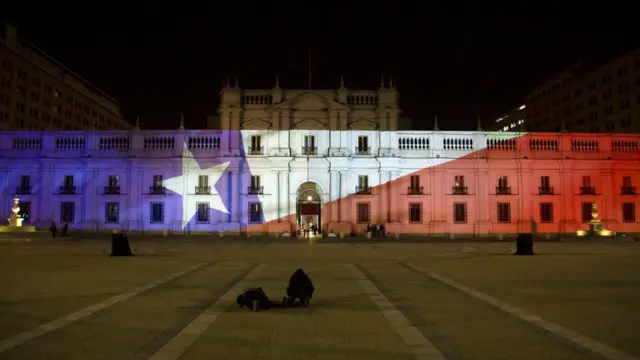 Palacio de la Moneda iluminado con los colores de la bandera chilena