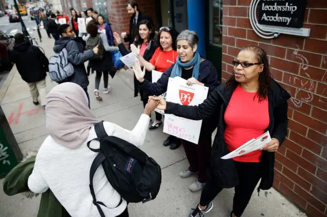 ABD'deki Philadelphia kentinde kadın öğretmenler Kadınsız Bir Gün eylemine katılarak bir günlüğüne greve gitti.