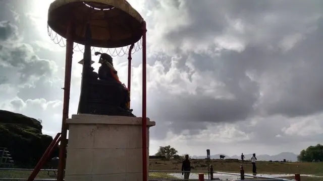 होळी माळावरील छत्रपती शिवाजींचा जुना सिंहासनारुढ पुतळा.