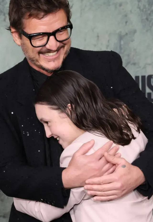 Pedro Pascal y Bella Ramsey.