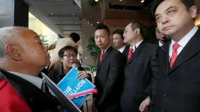 抗议者在选举处外