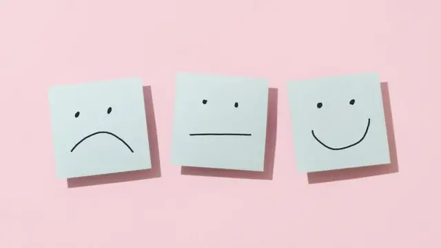 Triste, neutre et heureux