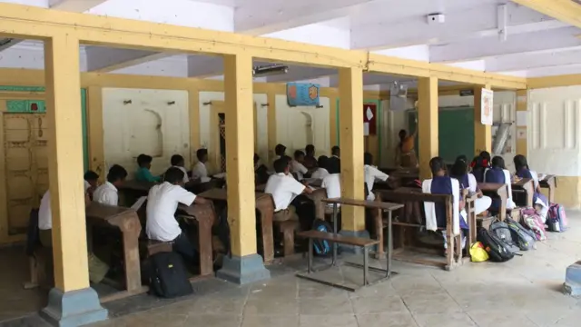 શાળામાં બાળકો ભણી રહ્યા છે તેની તસવીર