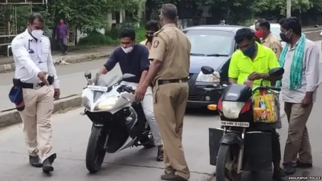 कोरोना काळात बाहेर फिरणऱ्या नागरिकांना रोखताना कोल्हापूर पोलीस