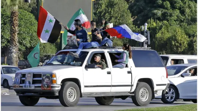 হামলার পর সিরিয়ার রাজধানী দামেস্কে এর বিরুদ্ধে প্রতিবাদ জানাতে পথে নামে প্রেসিডেন্ট আসাদের সমর্থকরা