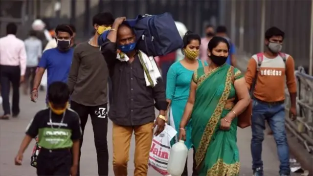 కరోనాతో తరలి వెళ్తున్న కుటుంబాలు