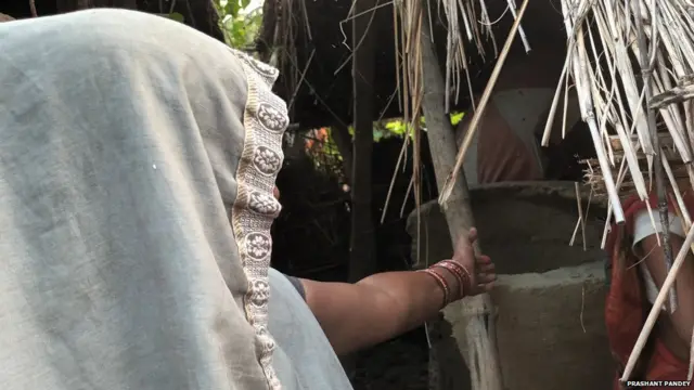 रमुआपुर में टूटी डेहरिया दिखाती महिला