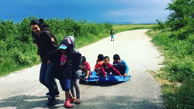 Lele com crianças sírias