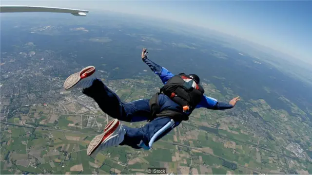 Evli insanlar daha az ekstrovert və yeni təcrübələrə daha az açıq olurlar