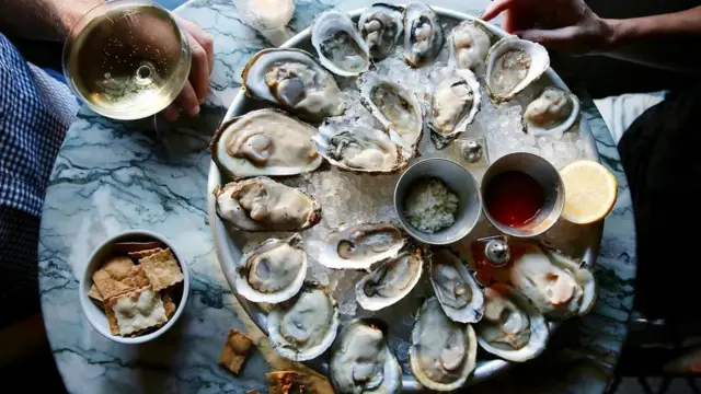 19세기에 굴은 매우 흔하고 값도 저렴해서 사회에서 가장 가난한 사람들이 먹었다