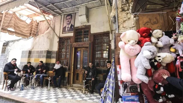 大马士革旧城区一家餐厅入口挂着阿萨德总统的头像