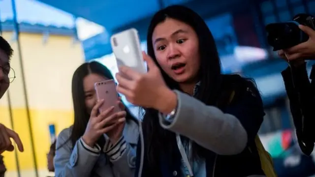 ఐఫోన్ పేషియల్ ఐడీ ఫీచర్‌ను పరీక్షిస్తున్న ఓ వినియోగదారు