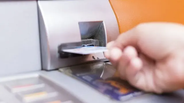 تقنية جديدة من باركليز لسحب الأموال عبر الهواتف الذكية