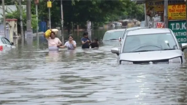 పట్నాలోని ప్రధాన వీధులన్నీ నీటమునిగాయి.