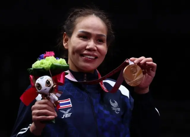 สายสุนีย์ จ๊ะนะ นักกีฬาวีลแชร์ฟันดาบเอาชนะคู่ต่อสู้จากจีนในการแข่งขันประเภทดาบเอเป้