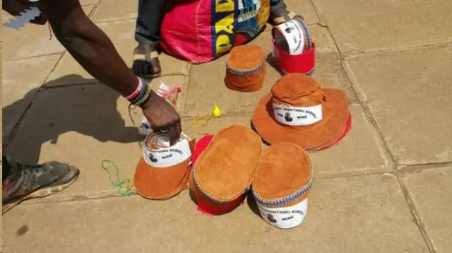 Abantu bariko baradandaza ibintu biriko ifoto n'izina rya Bobi Wine nk'izi nkofero