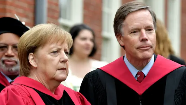 他曾任美国驻北约大使，熟悉与美国盟友沟通。