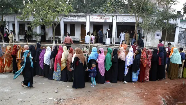 বাংলাদেশে ভোটারদের অর্ধেক নারী।