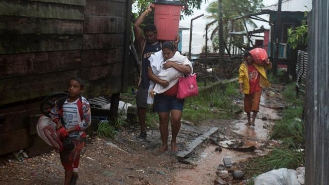 Familia abandona su hogar en Puerto Cabezas, Nicaragua.