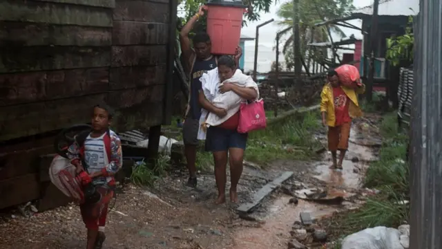 Familia abandona su hogar en Puerto Cabezas, Nicaragua.