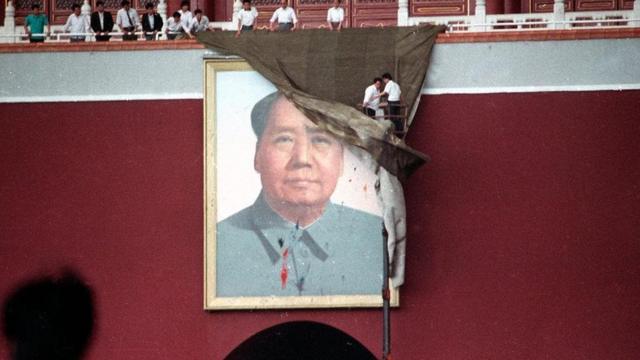 5月23日，天安門城樓更換被墨汁潑污的毛主席像。