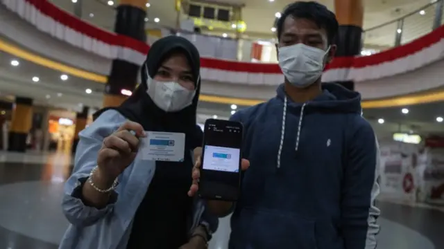 Pengunjung menunjukkan sertifikat vaksin COVID-19 untuk syarat memasuki pusat perbelanjaan di Duta Mall, Banjarmasin, Kalimantan Selatan, Rabu (25/8/2021)